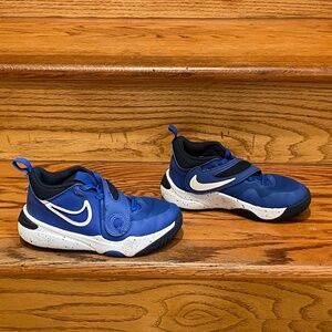 Nike Team Hustle D 11 Kids Youth Sneakers Royal Blue White 12.5C